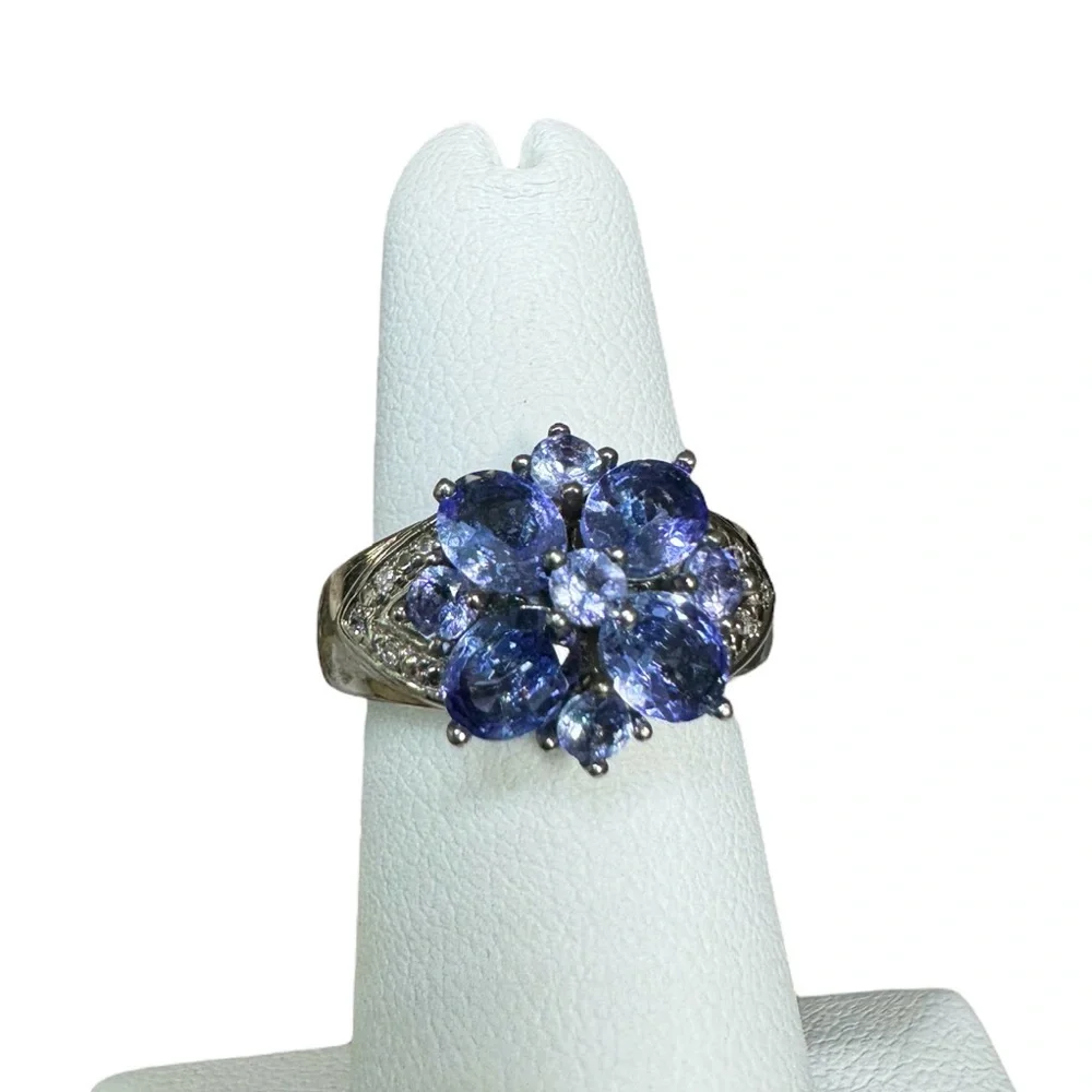 Stunning tanzanite flower 925 silver ring 🪻